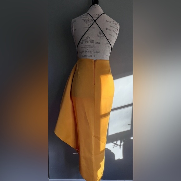 ASOS DESIGN plunge side pep hem midi dress in mustard - Picture 5 of 6